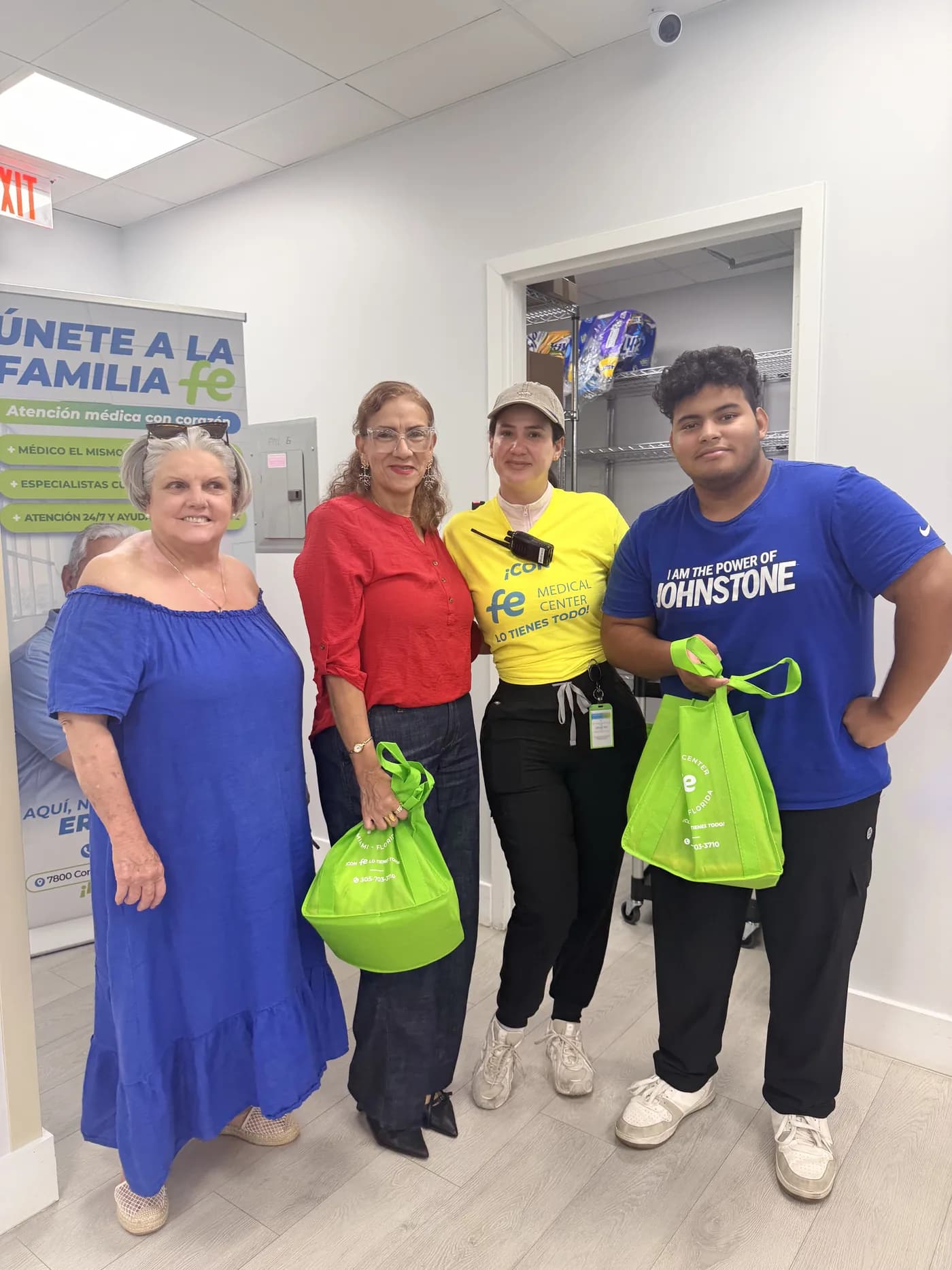 Equipo de personal y voluntarios de Giving Future Foundation en una distribución
