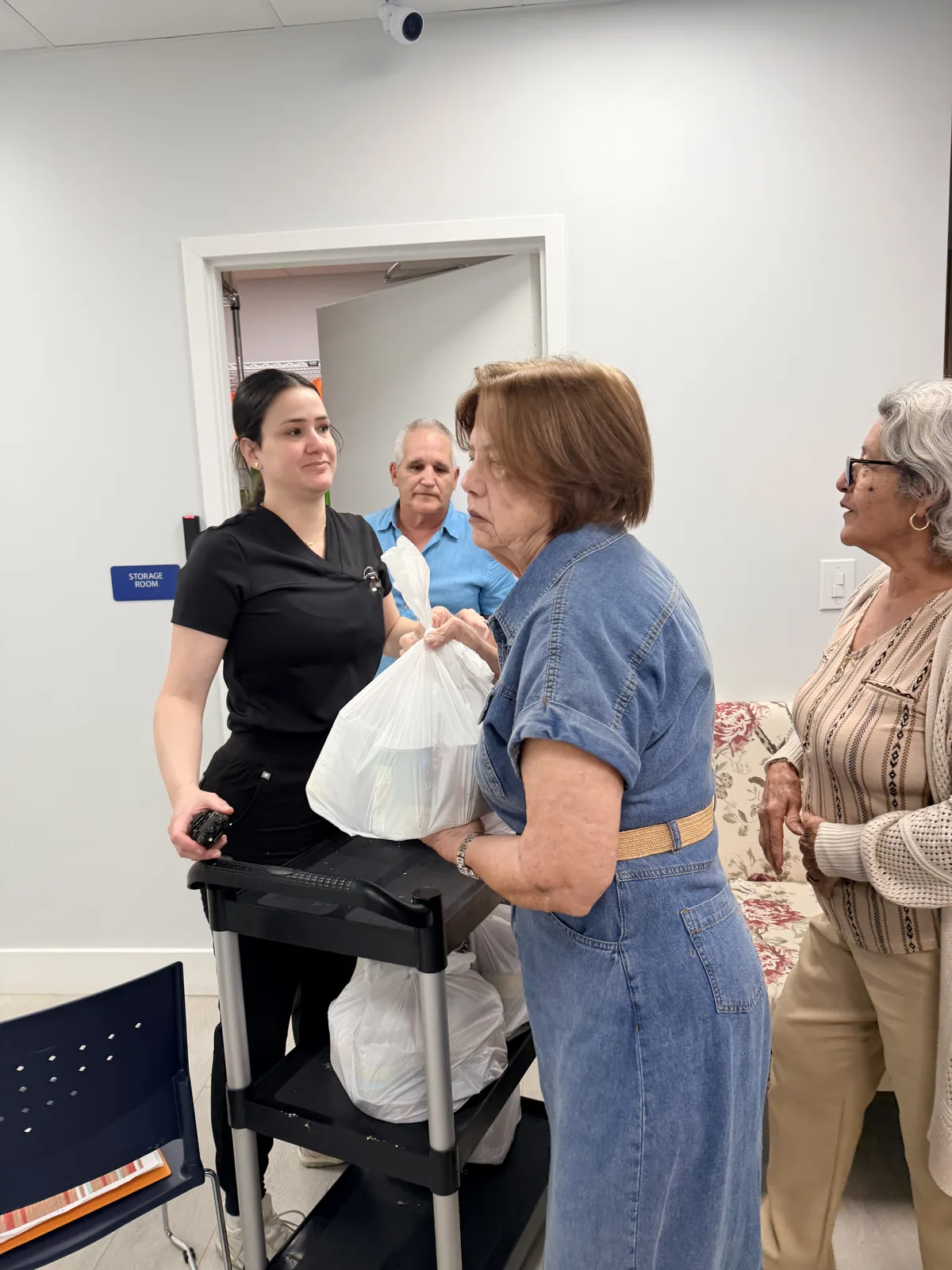 Entrega de una bolsa de comida en Fe Medical Center